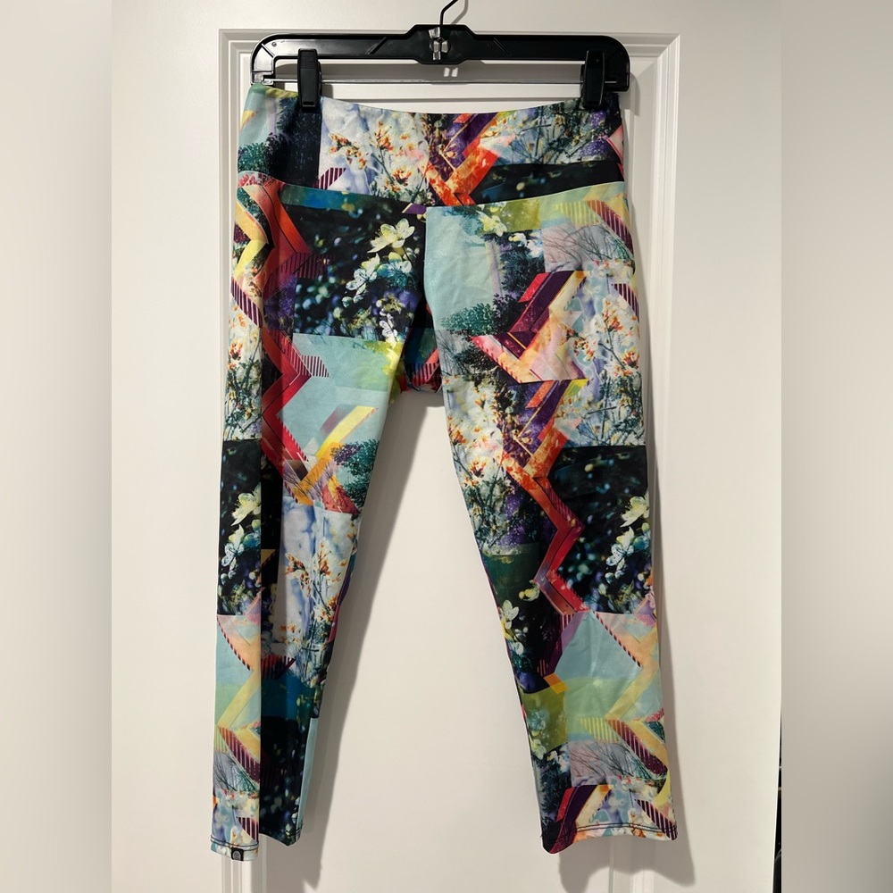 Excellent condition Onzie capri length tights size M/L.